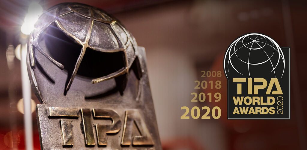 Trophée TIPA World Awards 2020 avec logo et années.