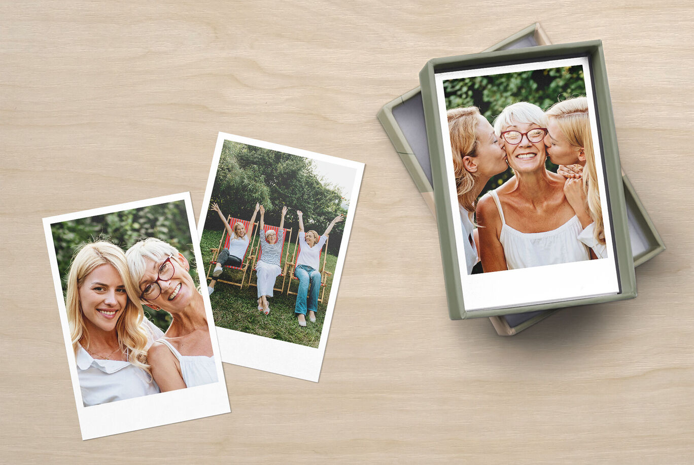 Trois photos nostalgiques dans une boîte, montrant joie et souvenirs de moments partagés.