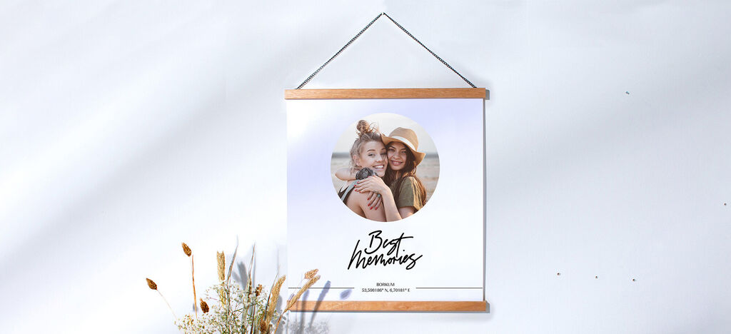 Deux amies souriant ensemble à l'extérieur sur une plage, posant pour une photo avec l'océan en arrière-plan.