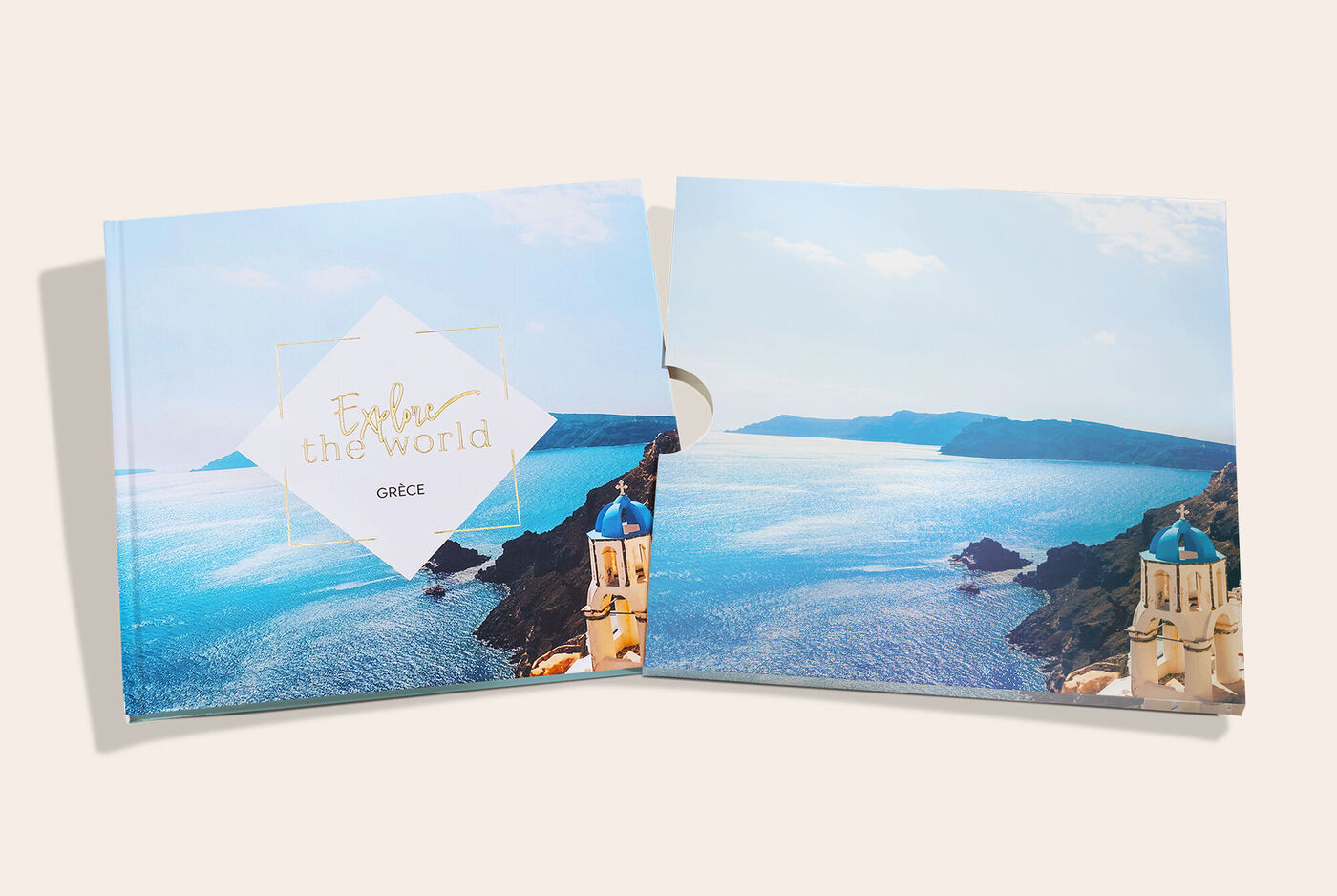 Un photo livre CEWE avec un grand-père joyeux tenant son petit-enfant, tous deux sourient.