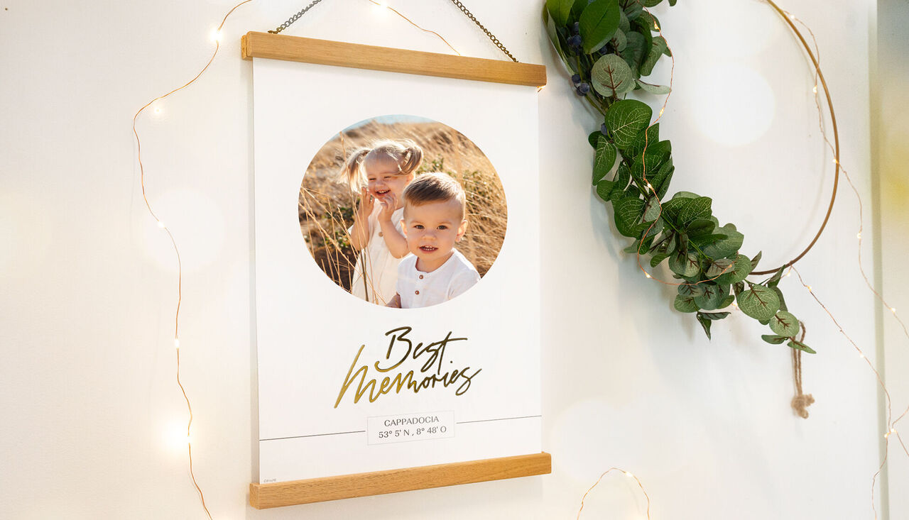 Une toile d'amour avec l'inscription 'Meilleurs souvenirs' et un enfant joyeux dans un champ.