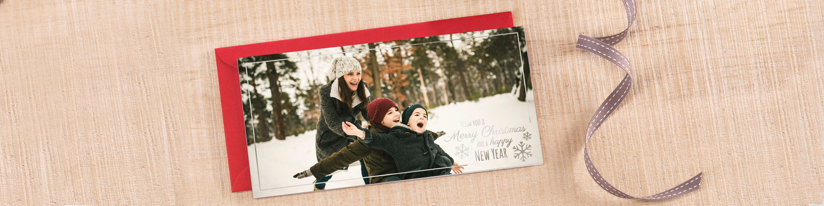 Une famille se livre à une bataille de boules de neige dans la forêt d'hiver