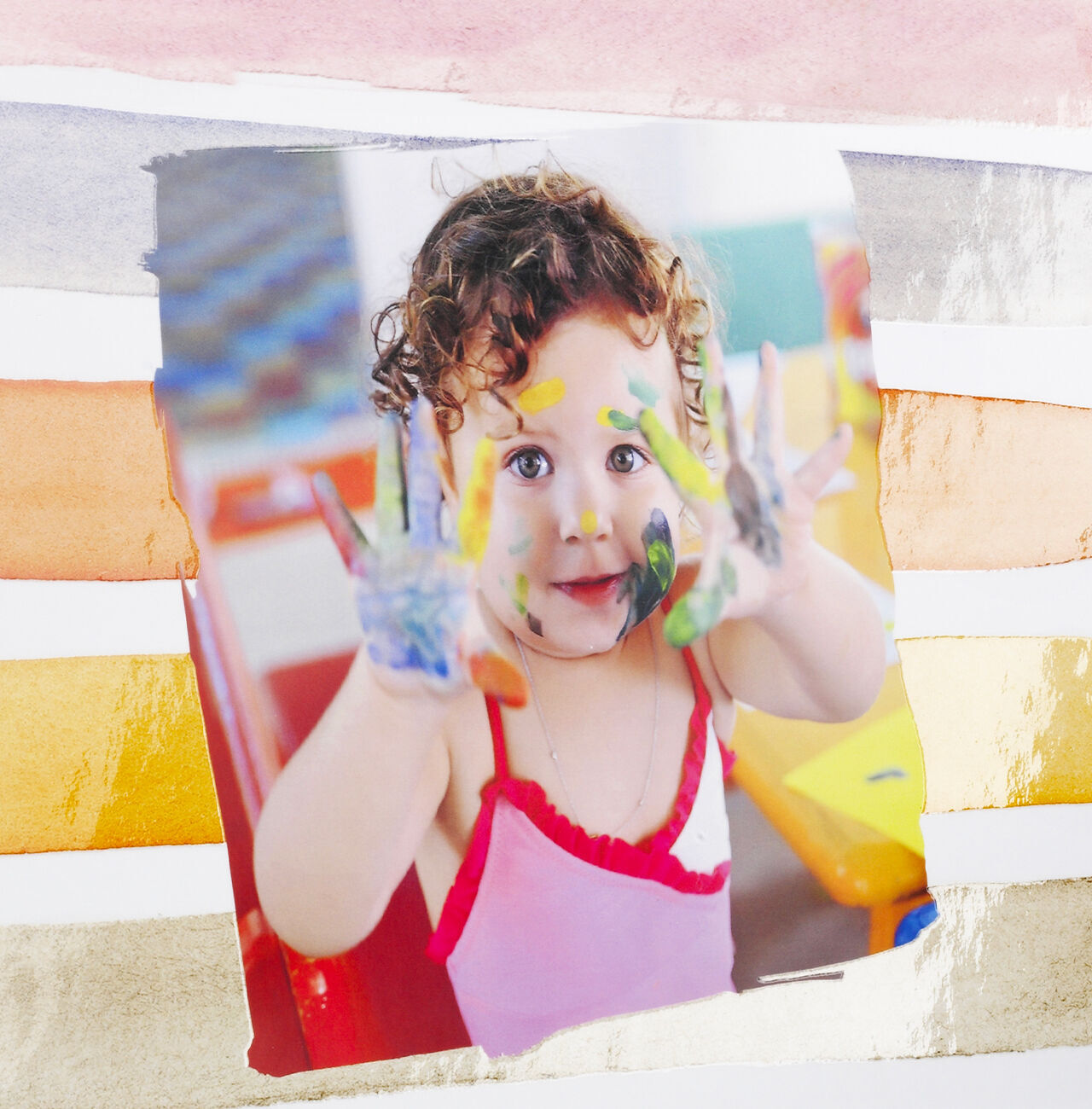 Un tout-petit montre fièrement ses mains peintes après avoir peint avec des couleurs vives