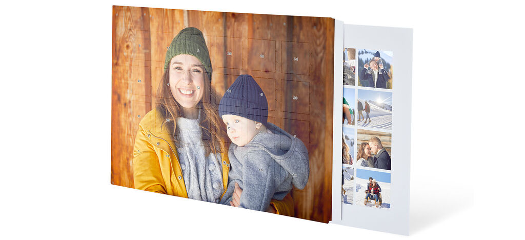 Une femme en veste jaune et un enfant en hoodie gris sourient devant un fond en bois. Un livre photo à droite montre d'autres souvenirs heureux.