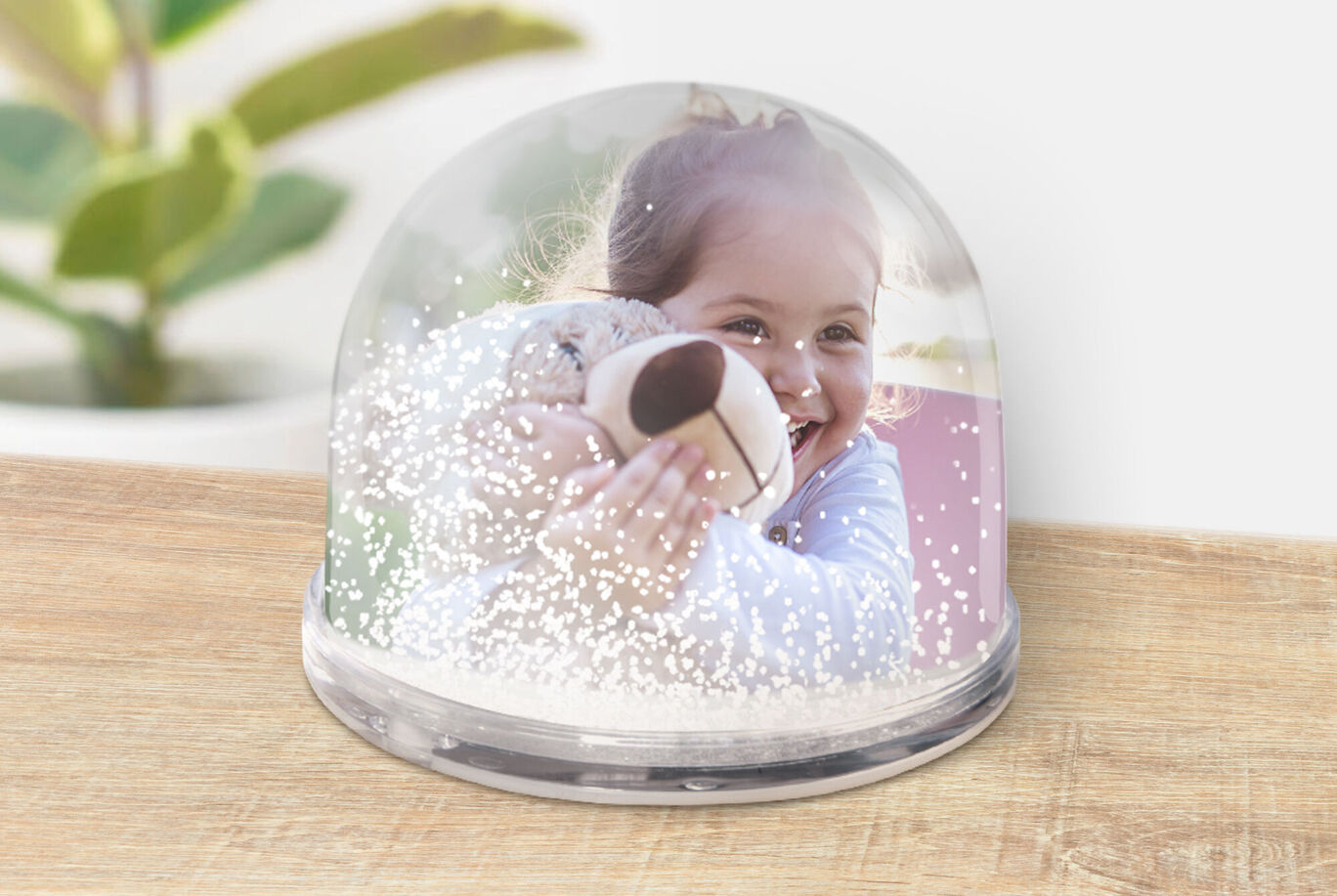 Superbe photo de boule à neige personnalisée avec motif en cœur et flocons de neige à l'intérieur.