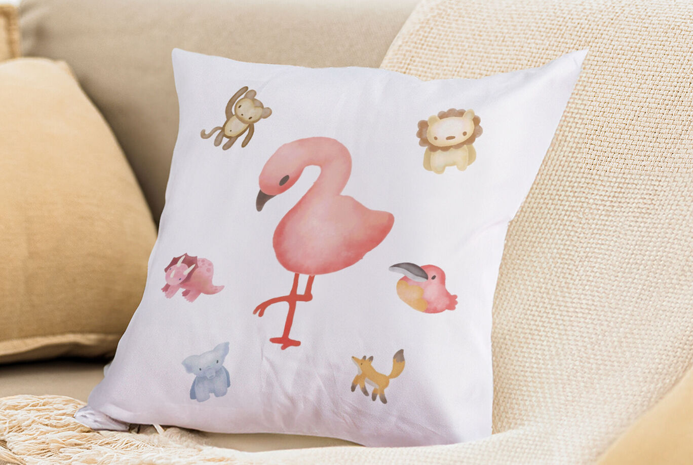 Un coussin avec des motifs d'animaux colorés, dont un flamant rose, un lion et un ours en peluche.