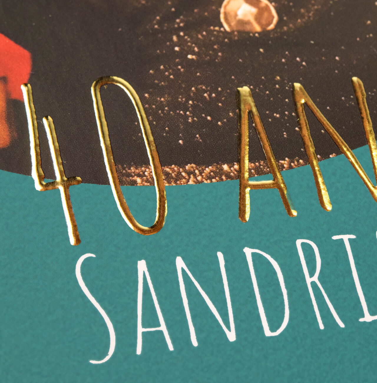 Différentes chiffres et mots dorés sur une carte colorée pour un 40ème anniversaire.