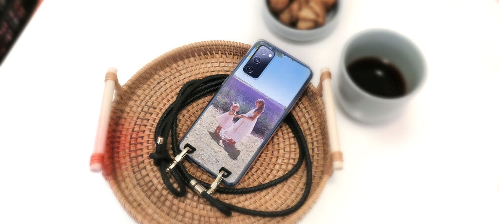 Un smartphone avec une image d'une femme et d'un enfant dans une poussette, avec un rafraîchissement et des snacks.