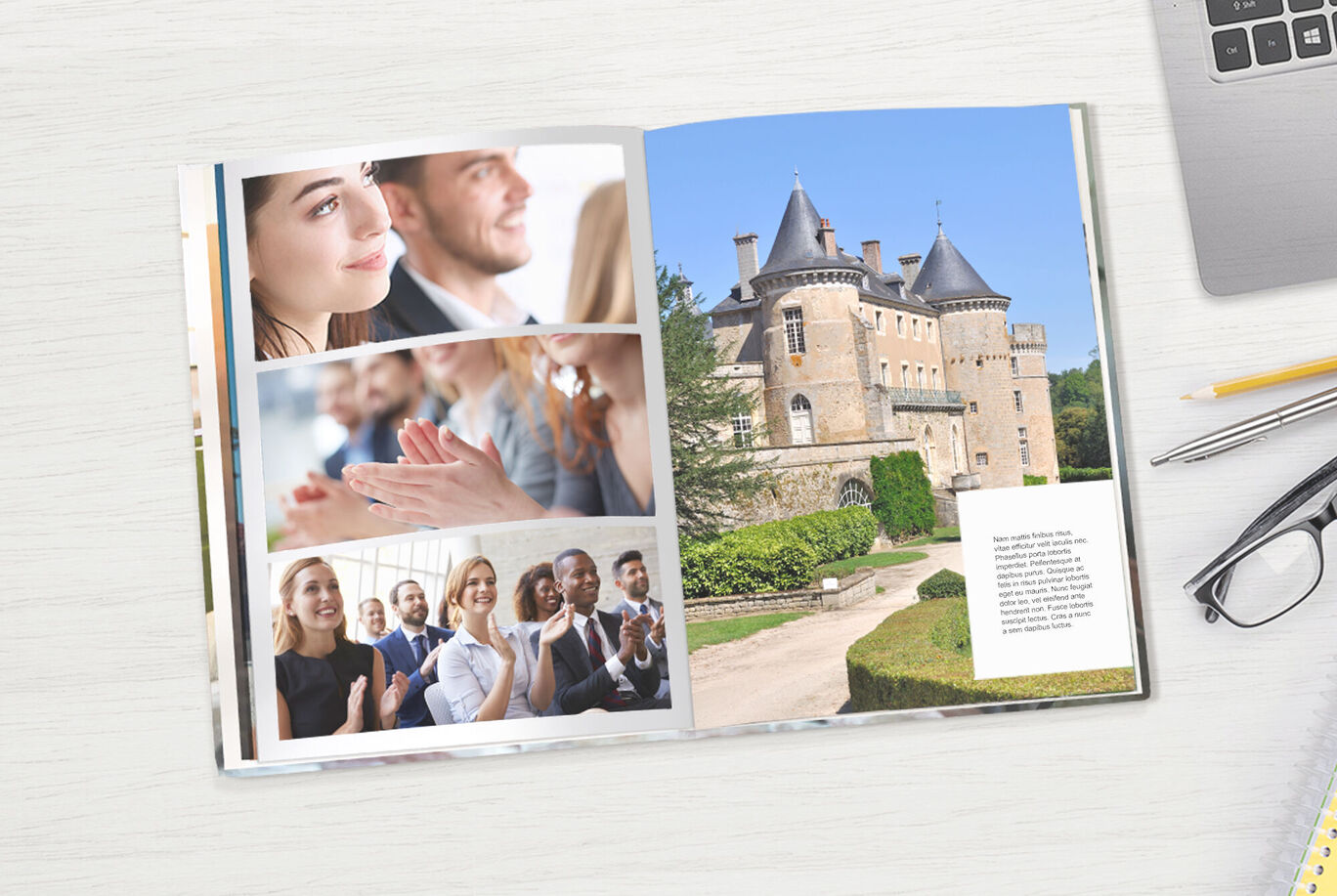 Livre photo double face montrant un élégant château et des gens joyeux en train d'applaudir.