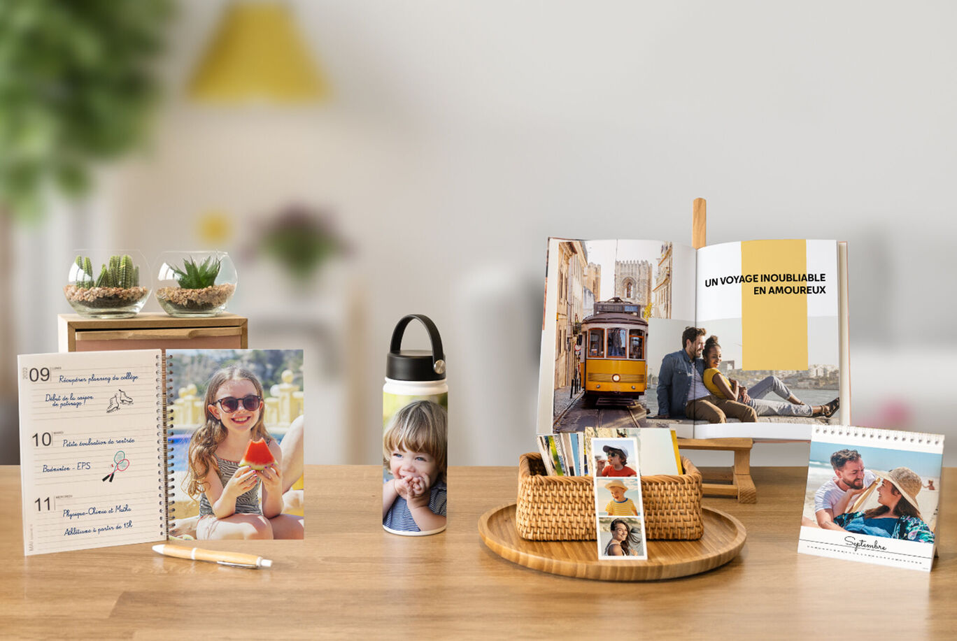 Produits variés de CEWE pour la création de souvenirs sur une table.