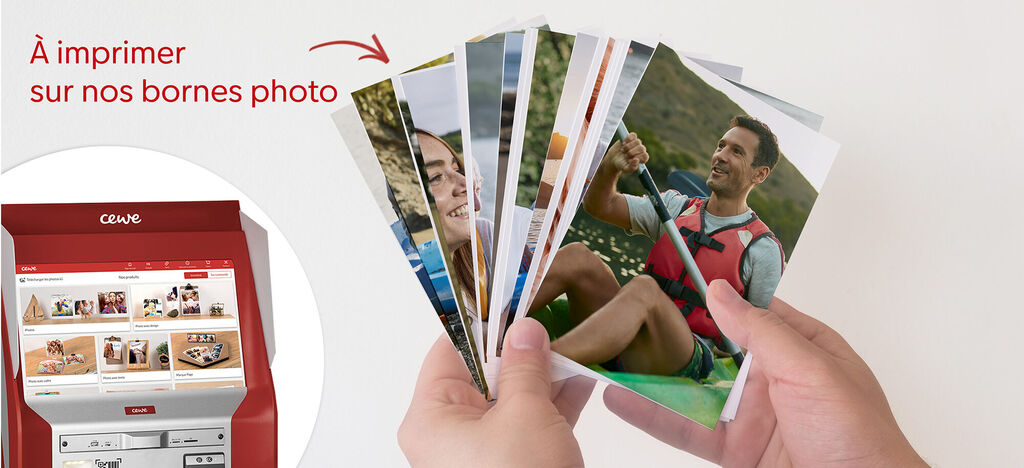 Une personne tient plusieurs cartes photo amusantes pour partager des souvenirs.