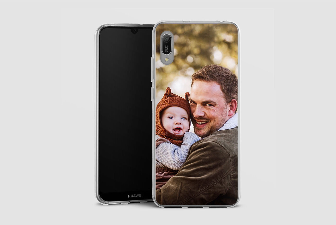 Un téléphone montre une étreinte affectueuse entre un adulte et un enfant.