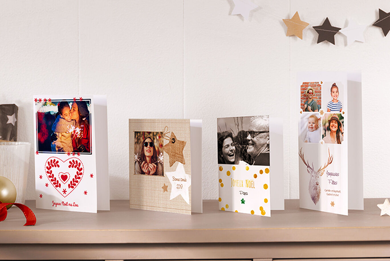 Cartes de vœux colorées avec divers designs et images sur une table.