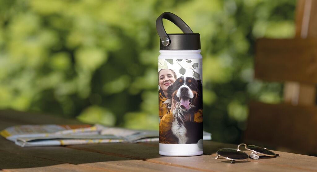 Gourde personnalisée avec une photo d'une femme et son chien posée sur une table extérieure