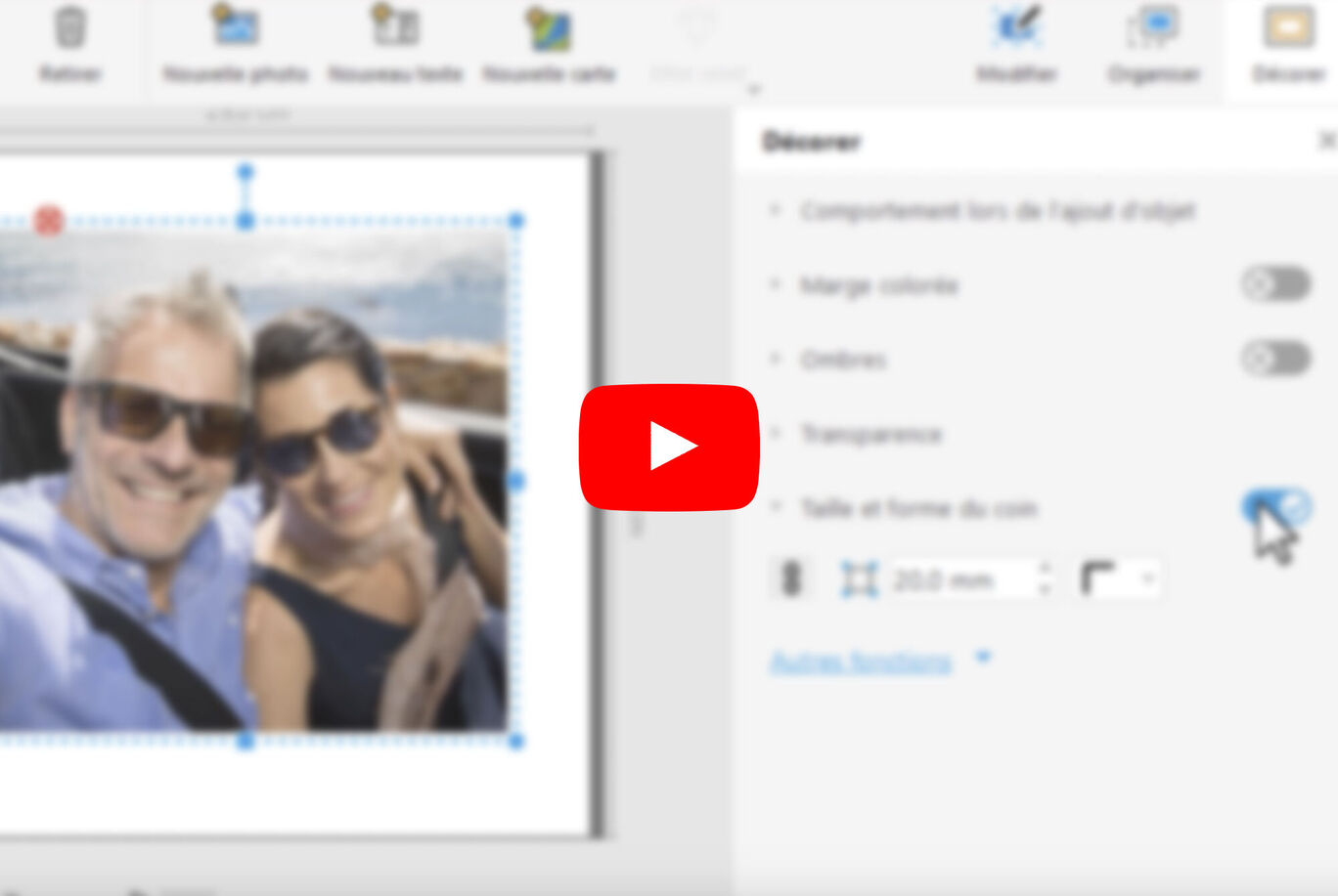 Un couple amical prend un instantané dans une voiture par une belle journée ensoleillée.