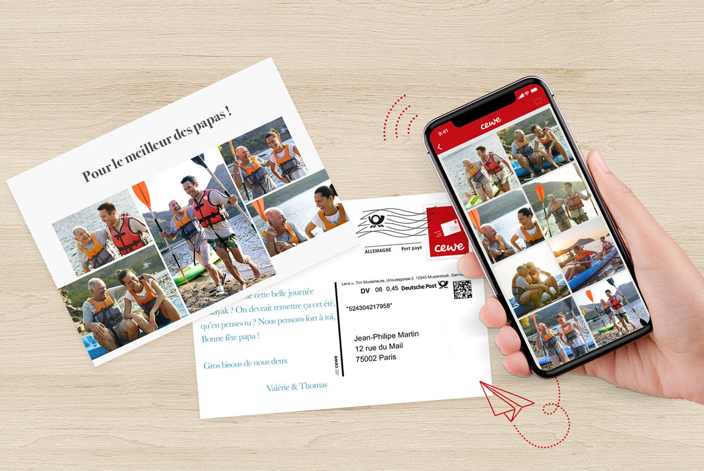 Une personne tient un smartphone affichant un collage de photos de vacances. À côté, une carte CEWE avec un motif estival.