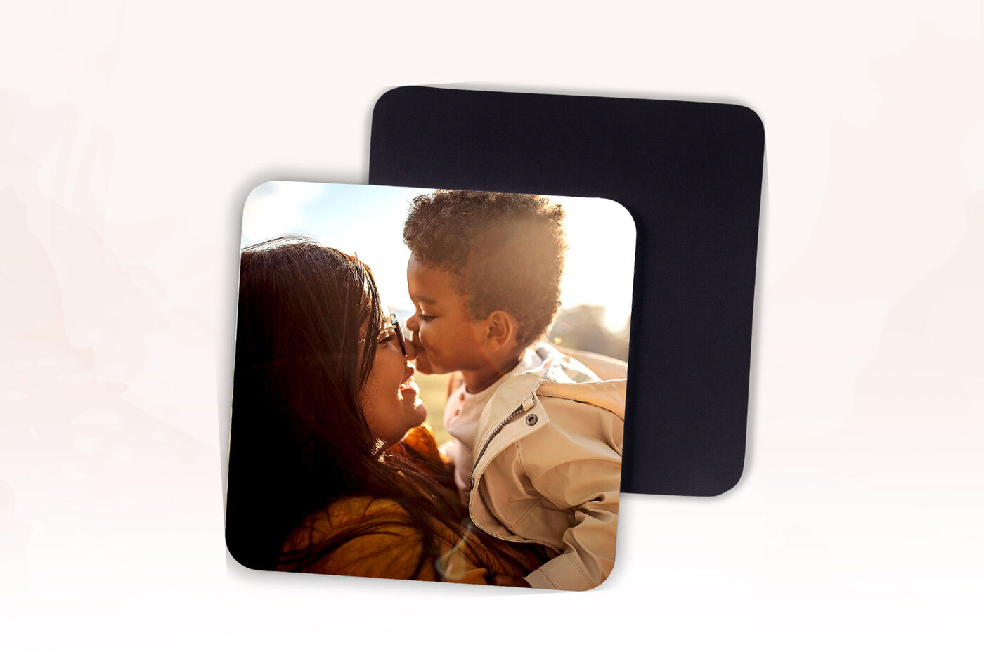 Une personne heureuse étreint une autre dans la nature, exprimant joie et amour.