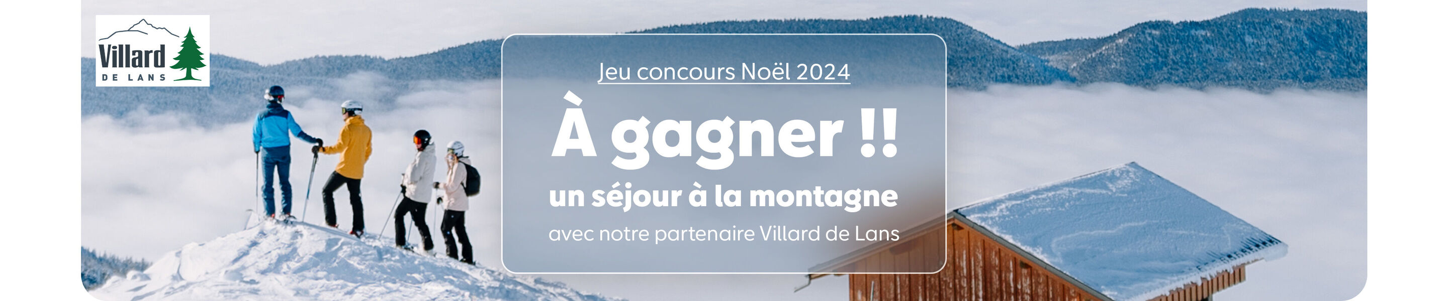 Des personnes vêtues d'hiver se tiennent sur un toit enneigé avec vue sur les montagnes