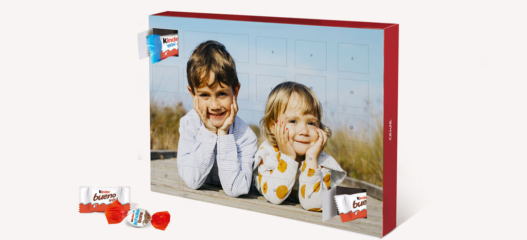 Une famille avec des photos d'enfants dans un album photo, entourée de douceurs.