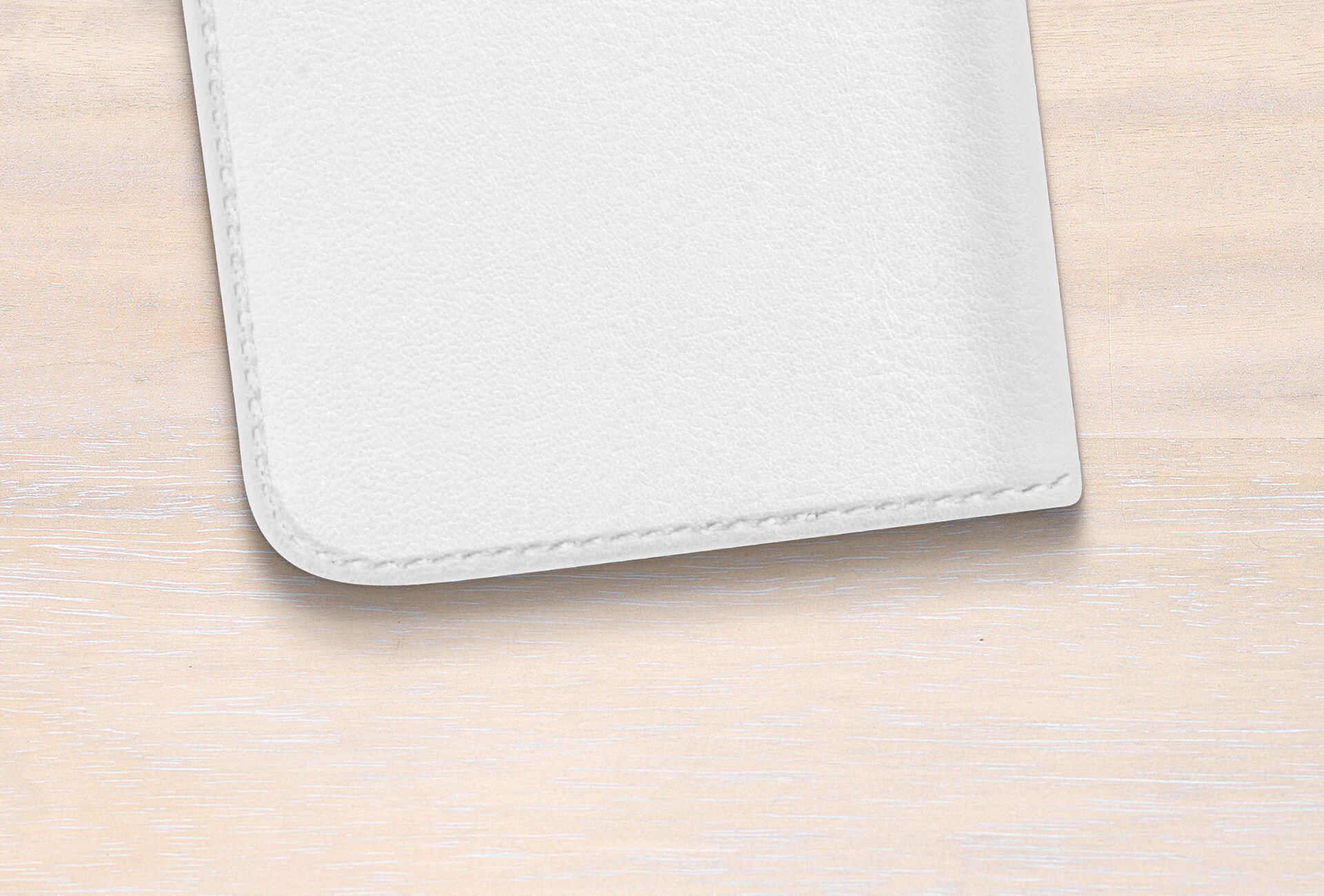 Un livre photo de haute qualité sur une table en bois clair.