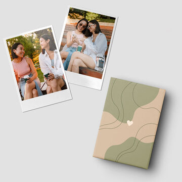 Deux photos Polaroid de jeunes femmes avec des boissons, à côté un magnifique carnet au design moderne