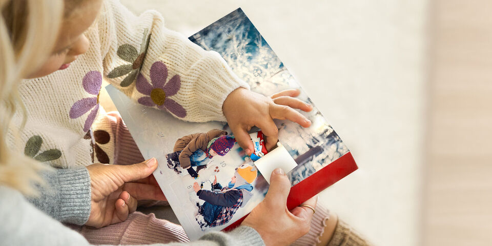 Photo d'un enfant ouvrant une case de son calendrier de l'Avent personnalisé