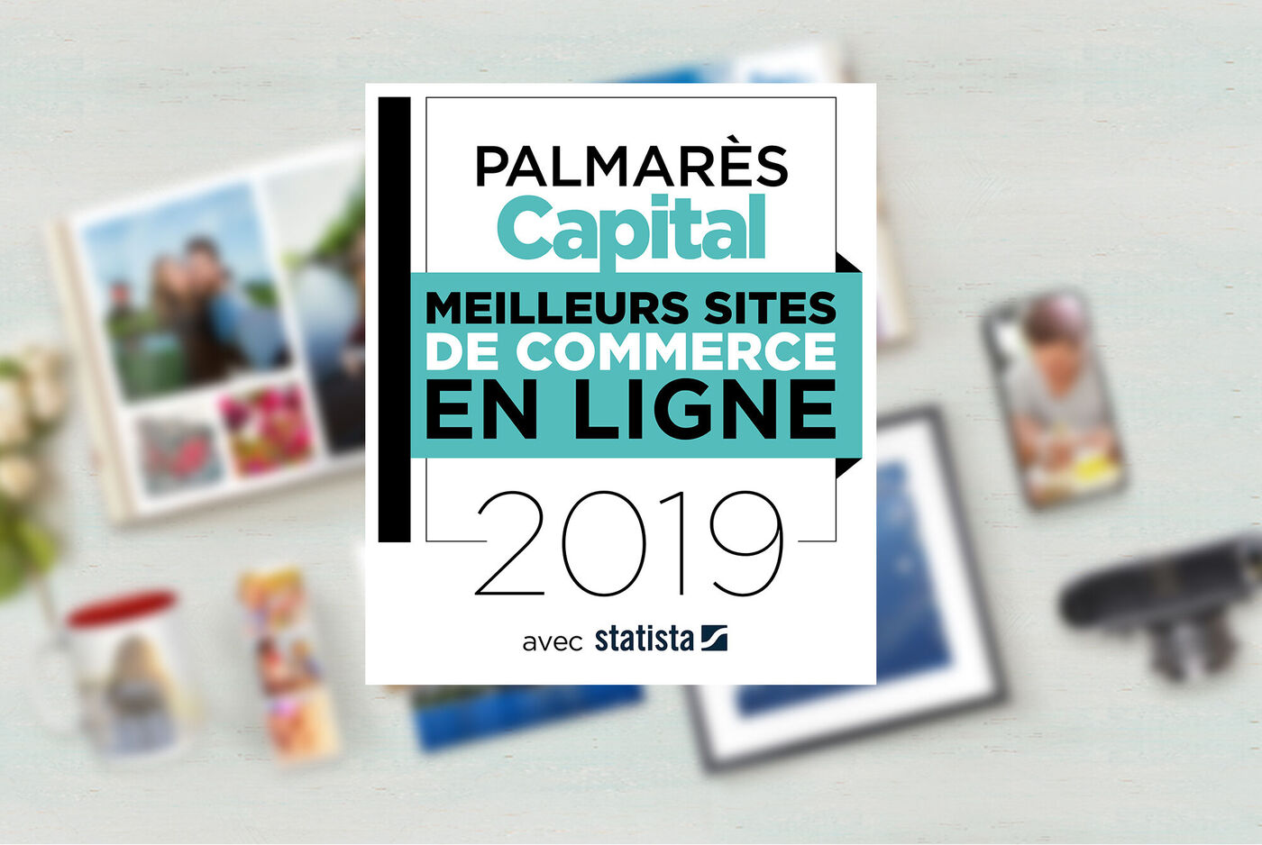 L'image montre une sélection de produits CEWE, y compris un livre photo, un calendrier et divers cadres. Les produits sont disposés créativement sur une table claire.