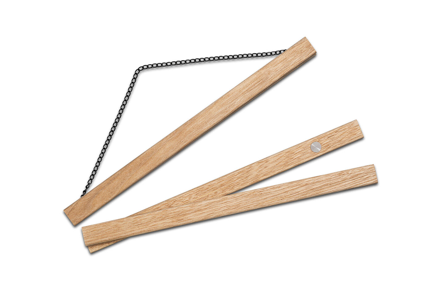 Trois lattes de bois superposées avec une chaîne, montrant le design flexible