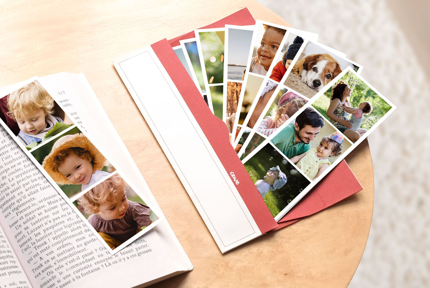 Sélection de photos affectueusement imprimées dans un livre photo CEWE, éparpillées sur une table.