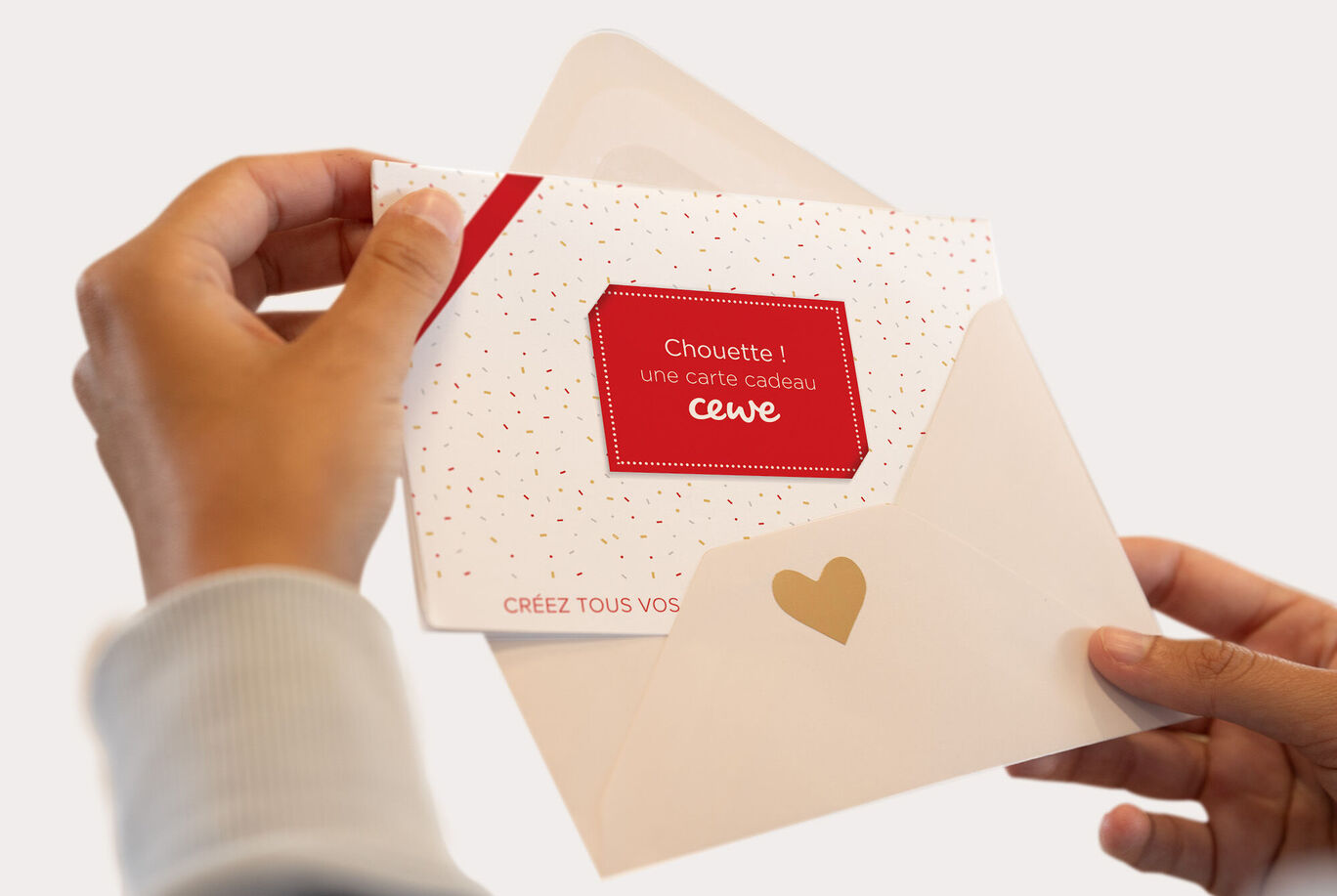 E-carte cadeau CEWE à imprimer présentée dans une enveloppe blanche ouverte