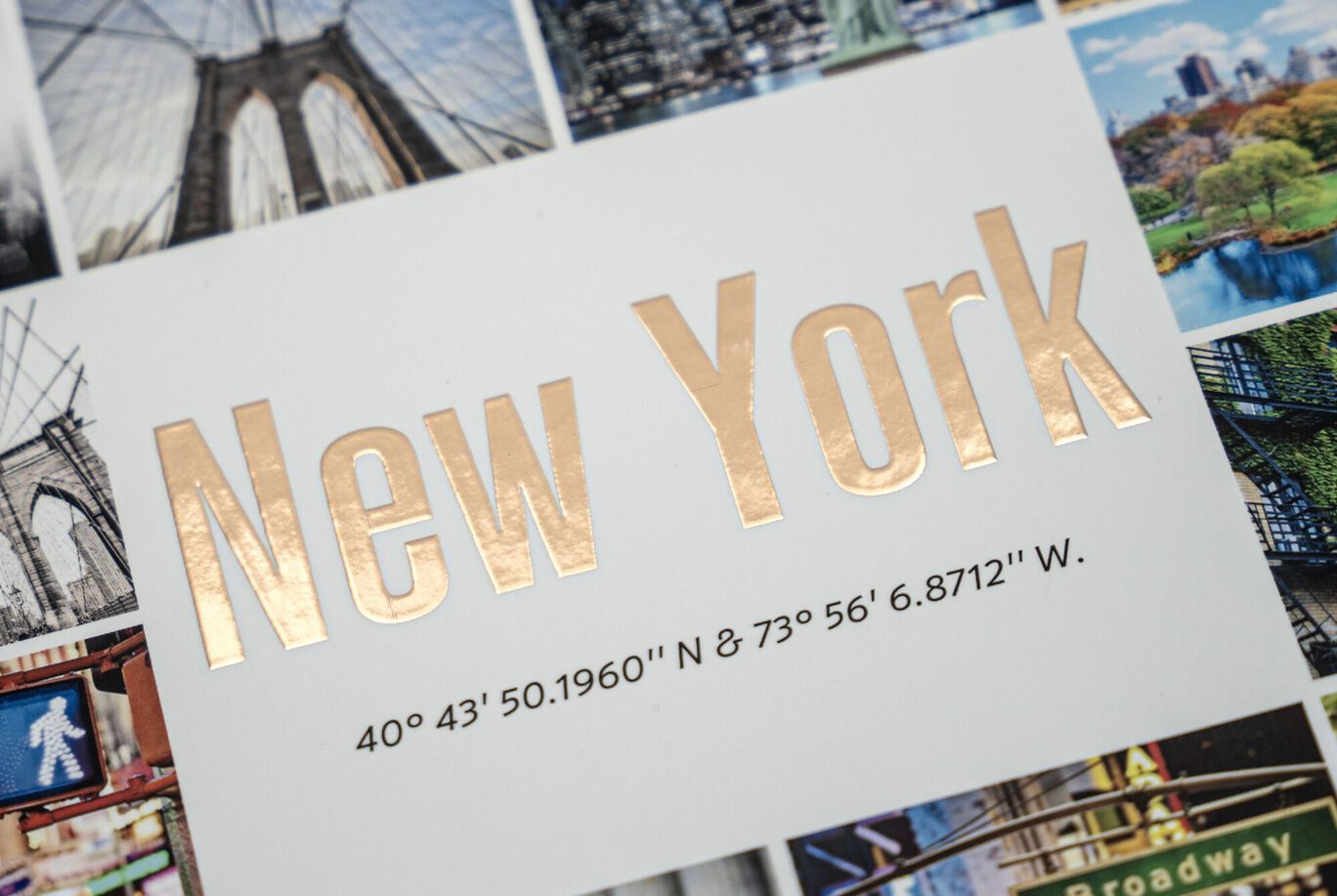 Collage d'images de New York avec un texte doré.