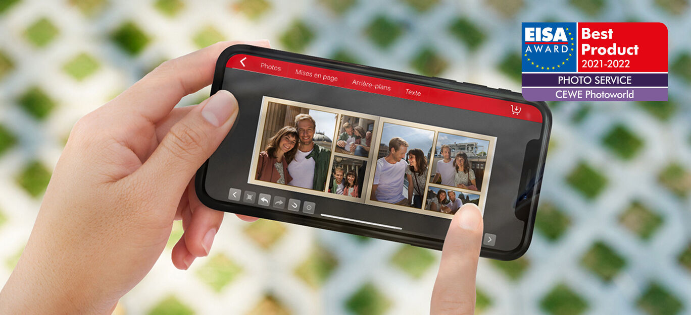 Une jeune femme regarde cinq photos sur un smartphone.