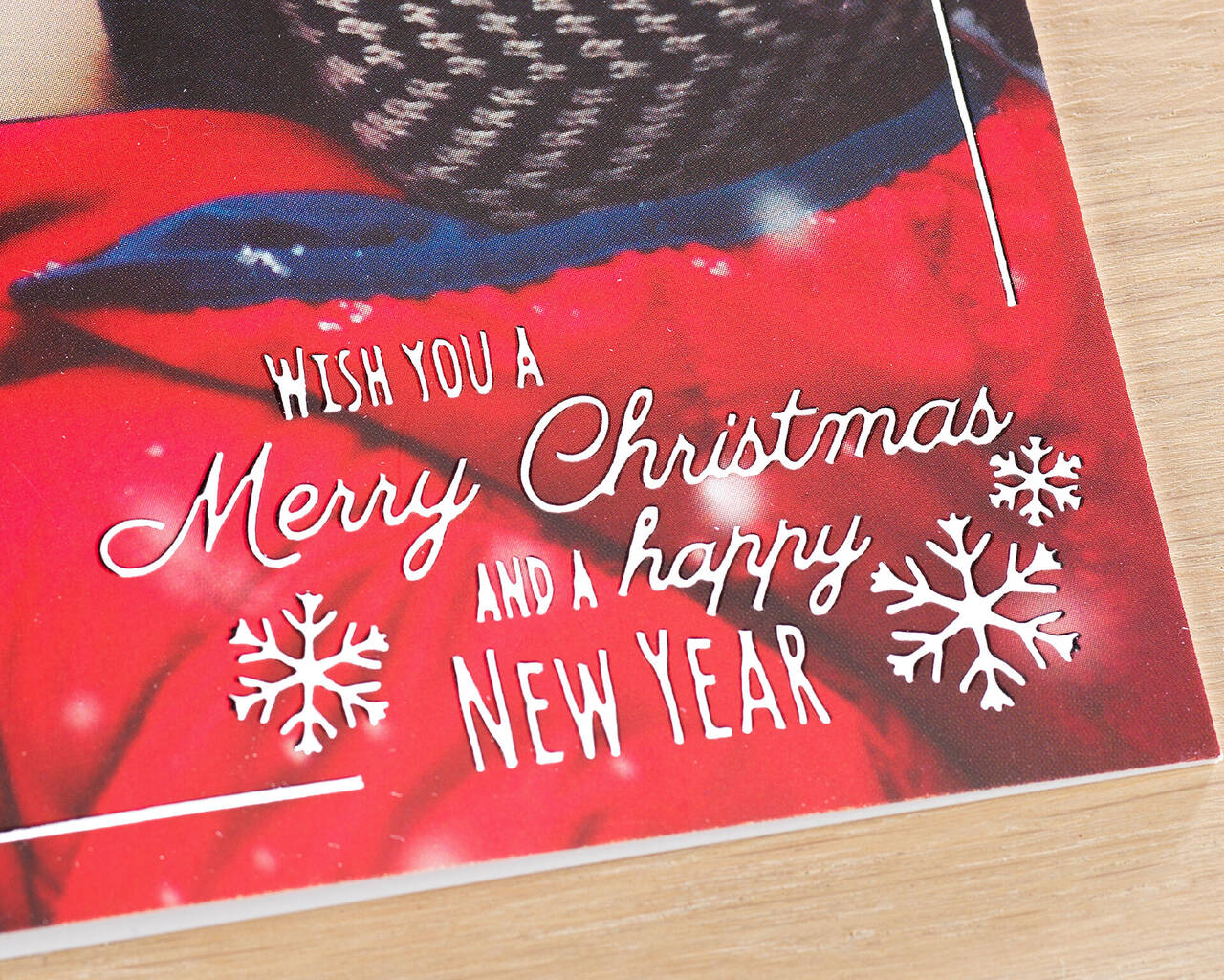 Carte de vœux de Noël avec des souhaits pour Noël et la nouvelle année, ornée de flocons de neige.