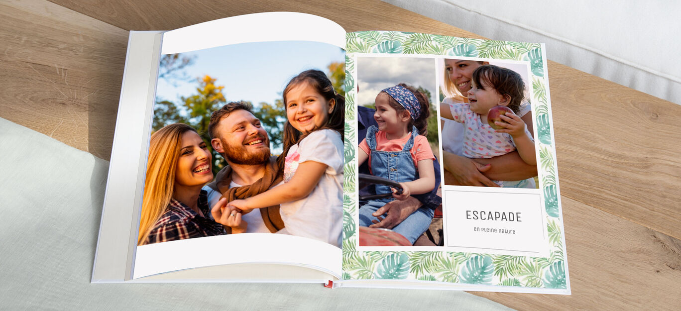 Livre photo ouvert avec des souvenirs d'été