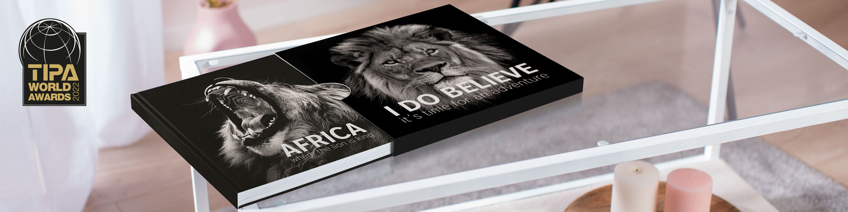 Un livre photo de qualité sur une table, intitulé "Africa", avec un lion majestueux sur la couverture. Il montre l'amour pour la faune africaine.