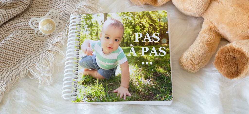 Un enfant adorable rampe sur une pelouse, entouré de couleurs douces et de lumière naturelle.
