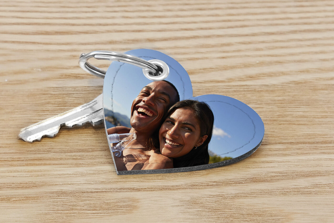 Un porte-clés en forme de cœur montrant un couple passant un bon moment.