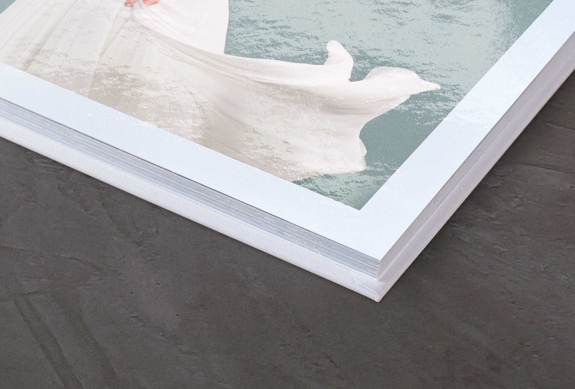 Zoom sur l'intérieur d'un Livre Photo CEWE avec papier photo brillant