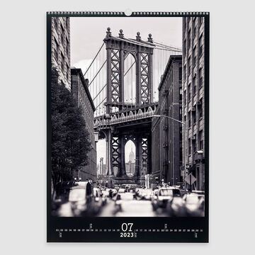 Photographie en noir et blanc du pont de Manhattan à New York, vue de la ville au premier plan.