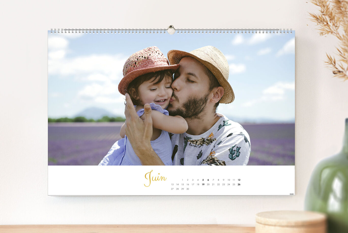 Un moment heureux entre un adulte et un enfant dans le champ de lavande