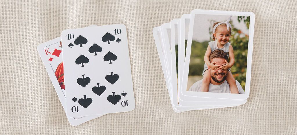 Deux jeux de cartes, un montrant des cartes à jouer, l'autre montrant des photos de moments joyeux.
