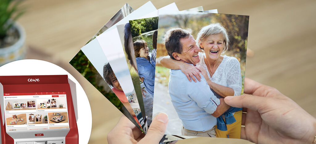 Des mains tiennent différentes photos de vacances, incluant des souvenirs d'amis et de famille.
