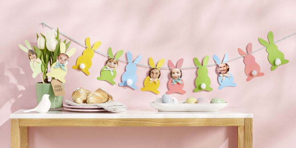 Idée cadeau de Pâques avec guirlande de lapins colorés, fleurs printanières et œufs décoratifs