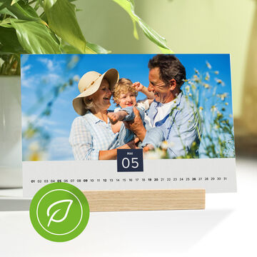 Un beau calendrier photo d'un enfant adorable et des parents heureux dans la nature