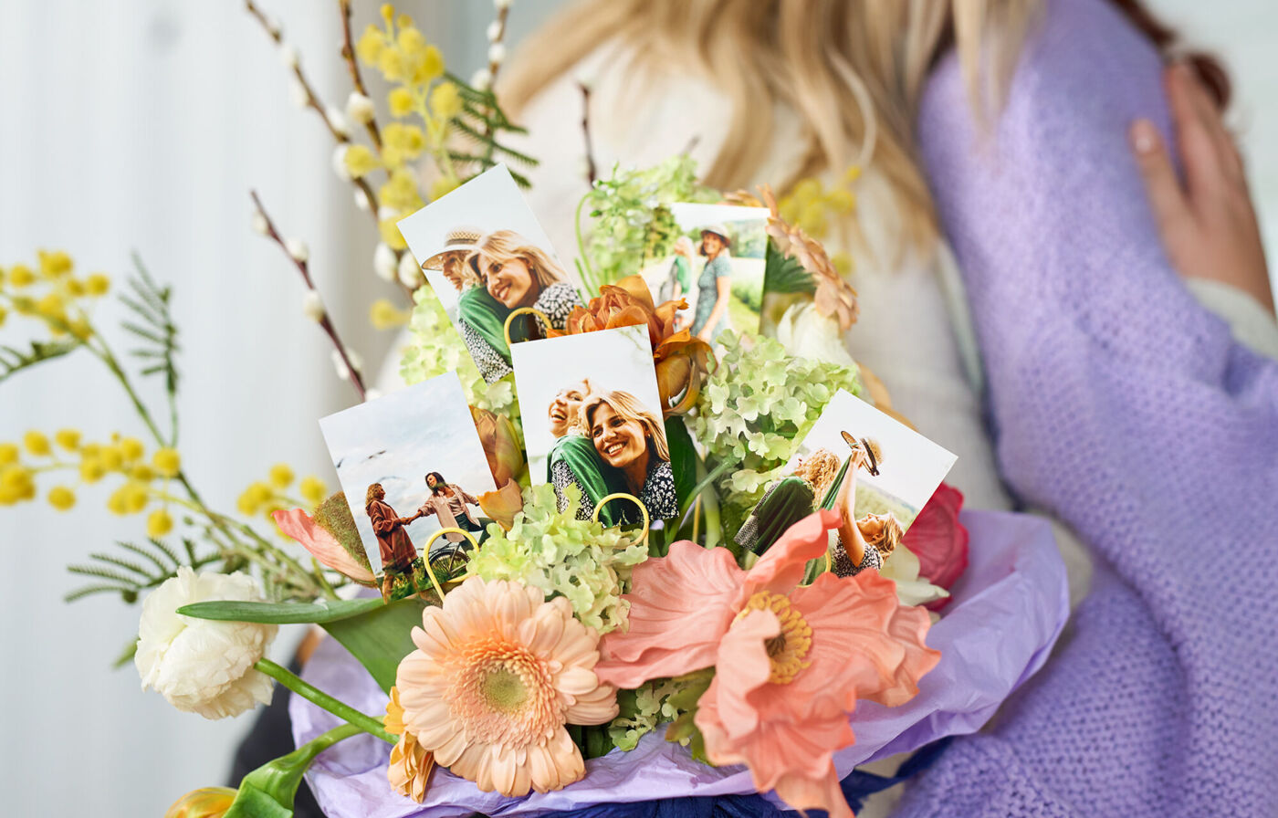 Tirages photo personnalisés glissés dans un bouquet de fleurs coloré