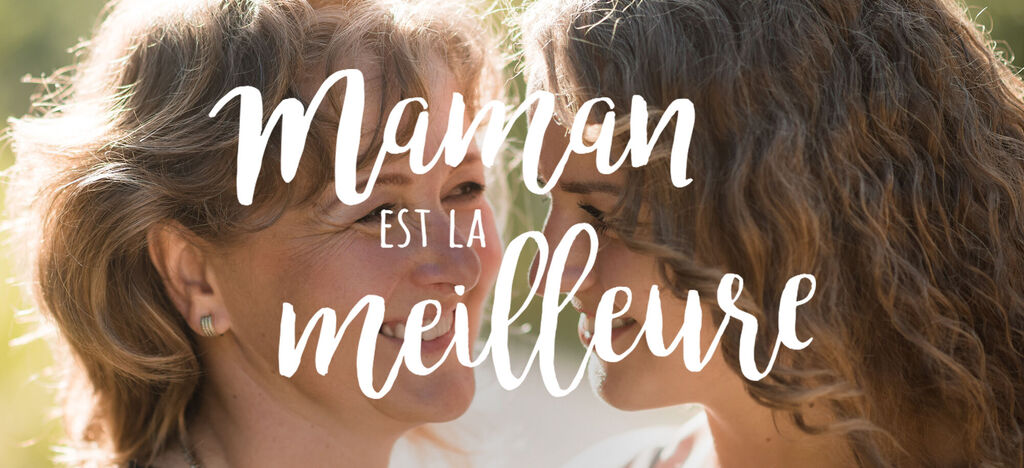 Deux femmes profitent d'un beau moment dans la nature.