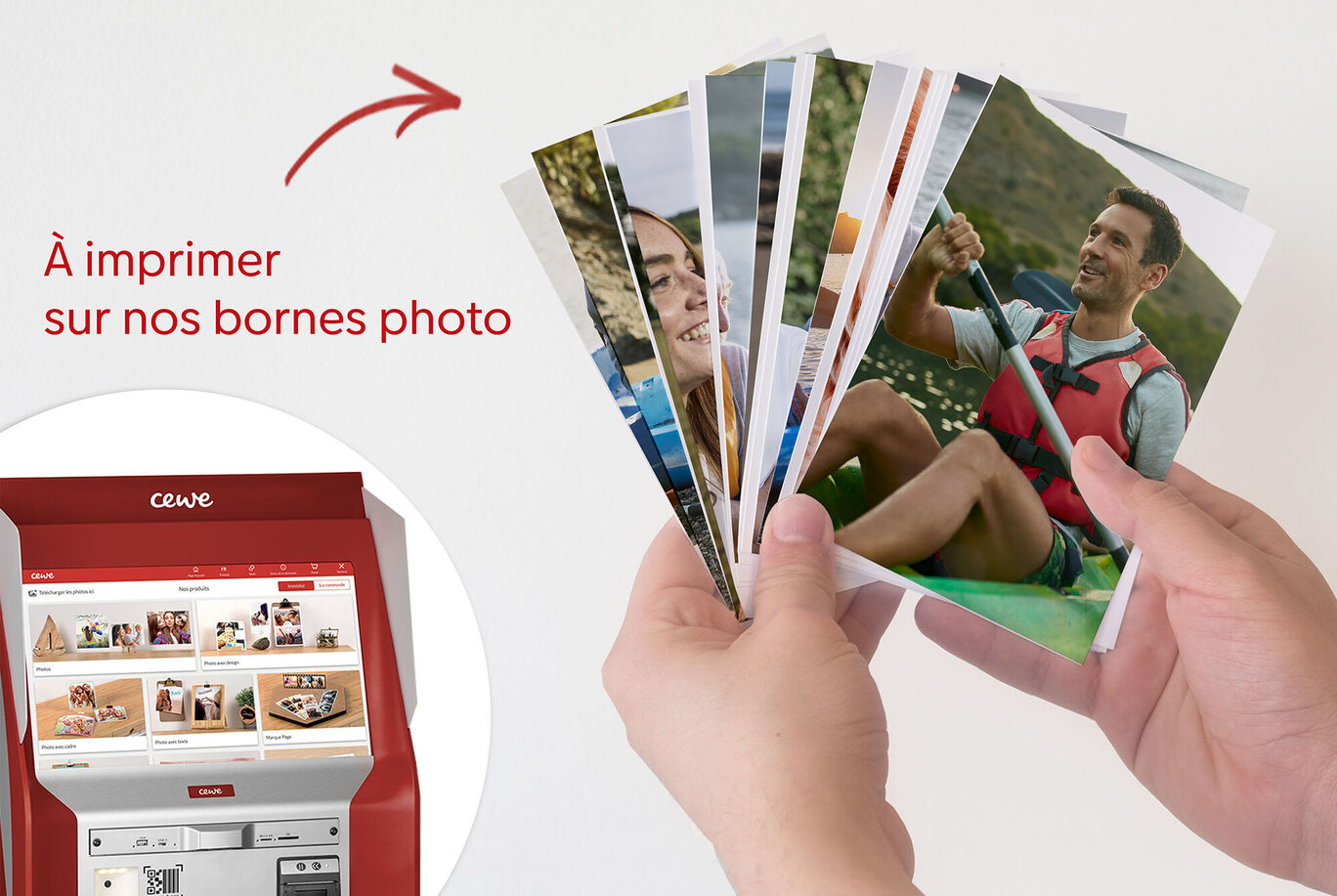 Une personne tient plusieurs tirages photo créés par CEWE. En arrière-plan, on voit une station d'impression photo.