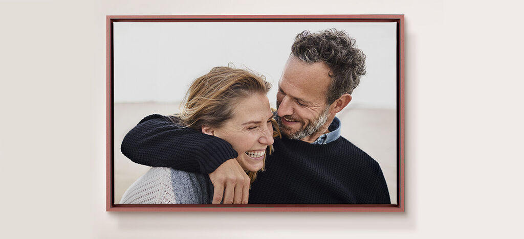 Un couple chaleureux s'étreint pour montrer amour et connexion. Fond simple.