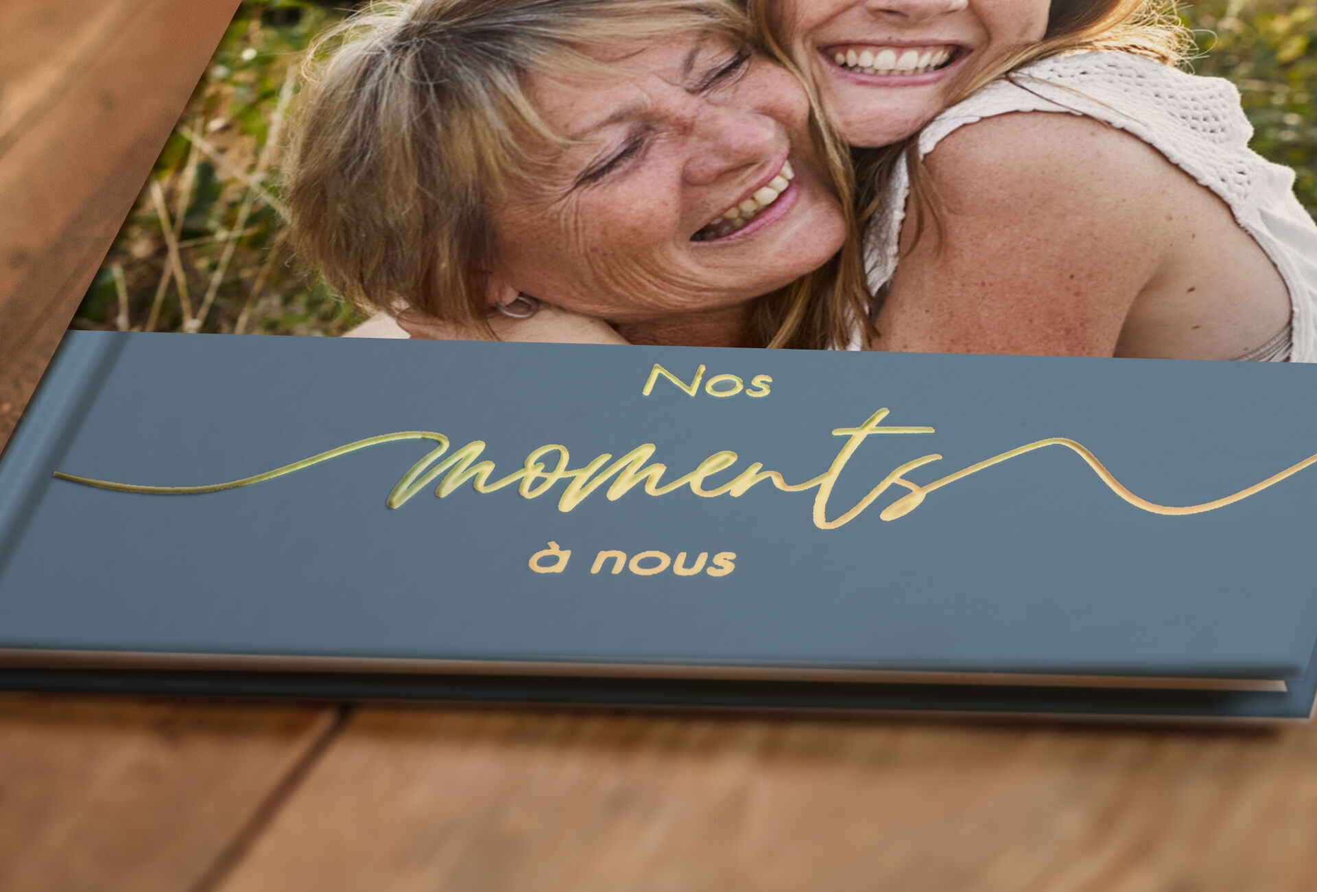 Un album photo affectueux avec du texte doré partageant des souvenirs.