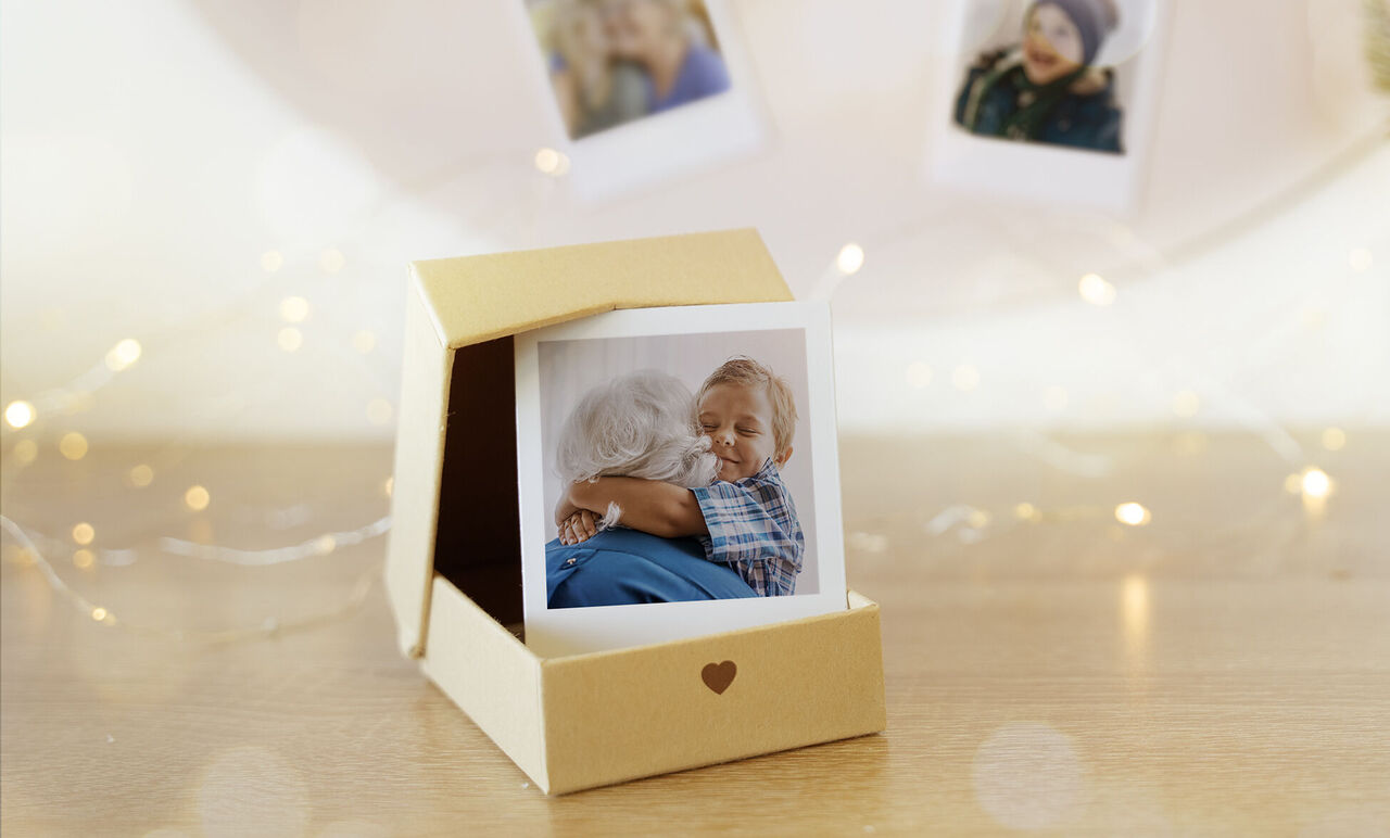 Deux personnes s'enlacent affectueusement à une table avec une photo d'un moment partagé.